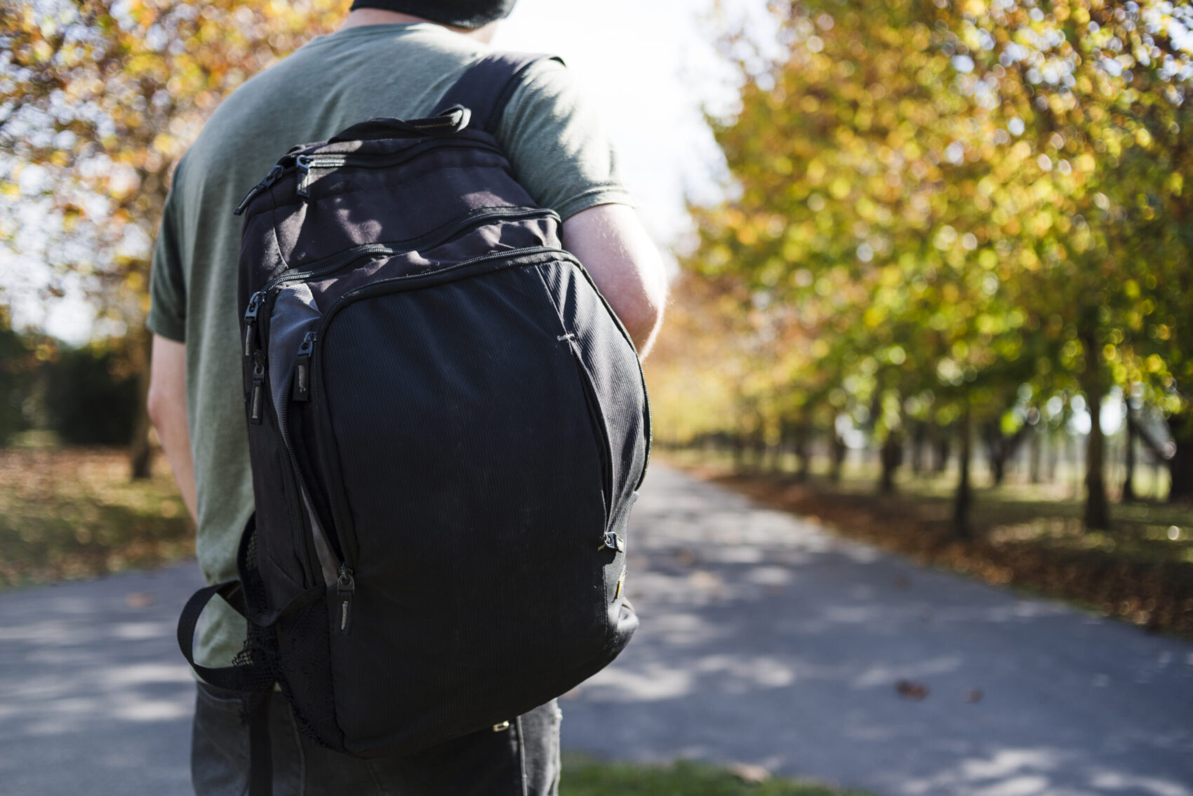 joven con mochila en el parque